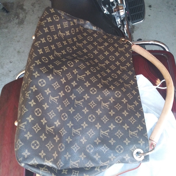 LV bag - Picture 2 of 3